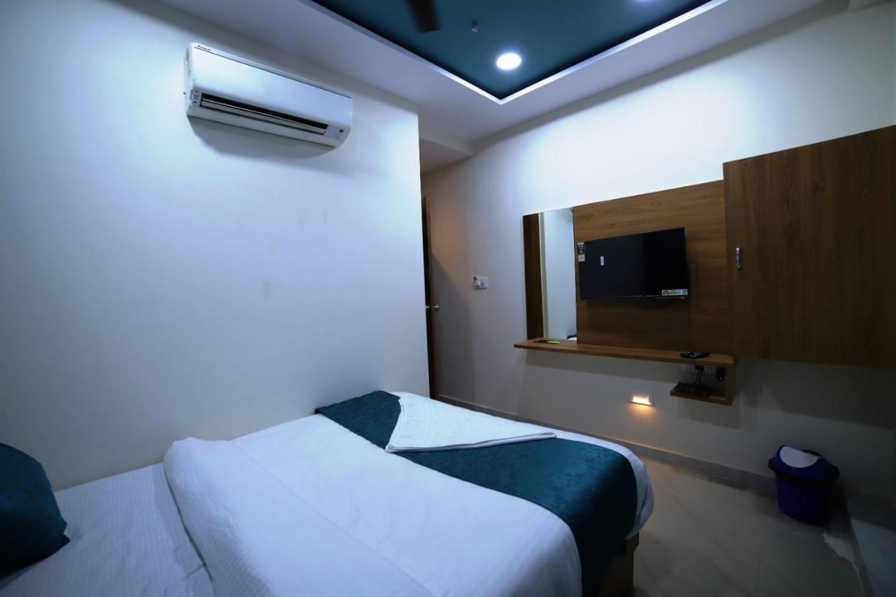 Hotel Surya Villa อาเมดาบัด ภายนอก รูปภาพ