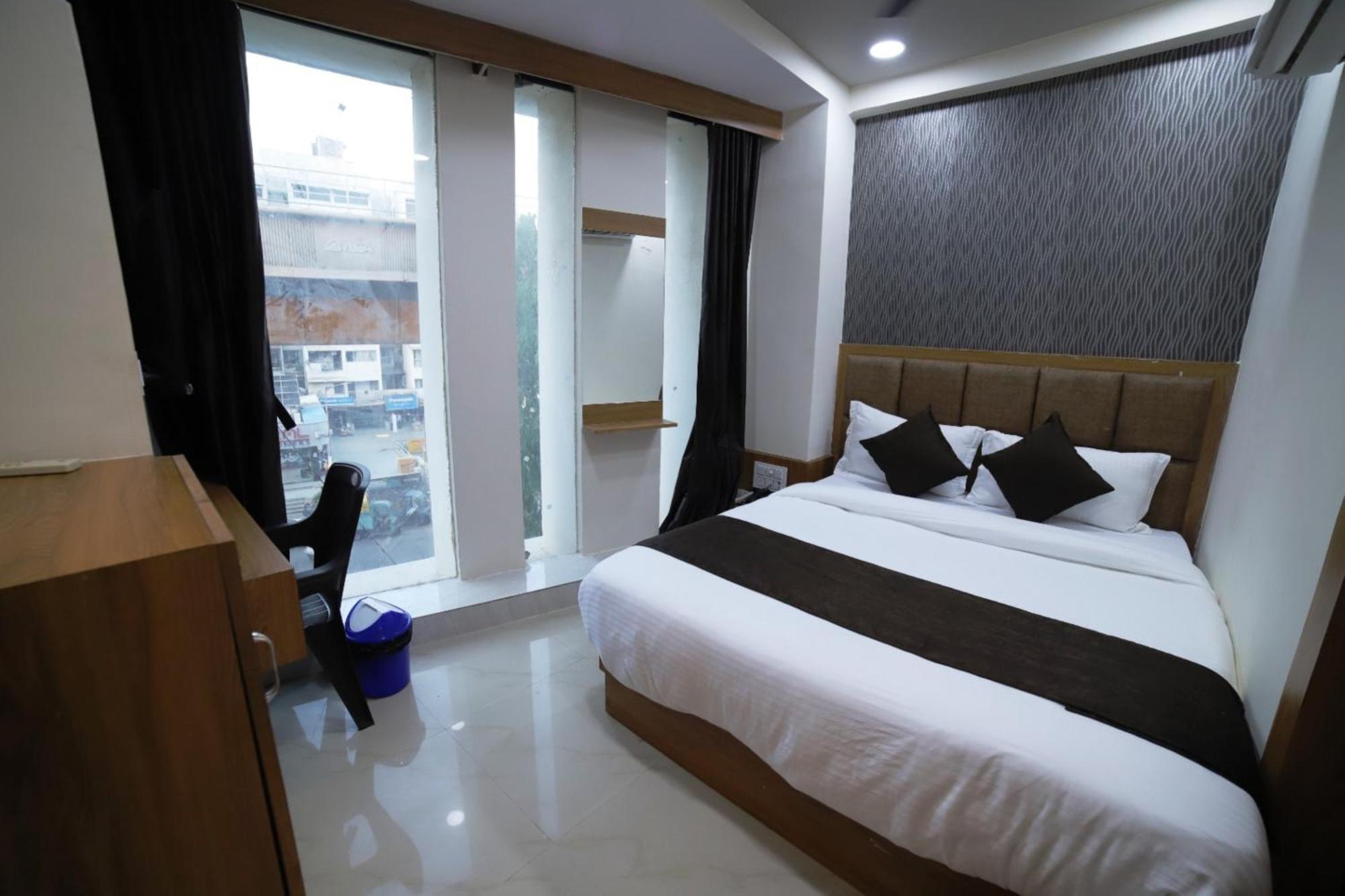 Hotel Surya Villa อาเมดาบัด ภายนอก รูปภาพ
